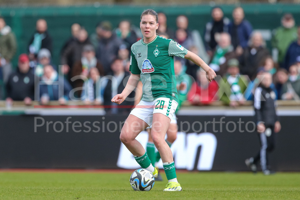 Fussball, Google Pixel Frauen-Bundesliga, SV Werder Bremen - SGS Essen | v.li.: Juliane Wirtz (SV Werder Bremen, 28) am Ball, Einzelbild, Ganzkörper, Aktion, Action, Spielszene, DIE DFB-RICHTLINIEN UNTERSAGEN JEGLICHE NUTZUNG VON FOTOS ALS SEQUENZBILDER UND/ODER VIDEOÄHNLICHE FOTOSTRECKEN. DFB REGULATIONS PROHIBIT ANY USE OF PHOTOGRAPHS AS IMAGE SEQUENCES AND/OR QUASI-VIDEO.