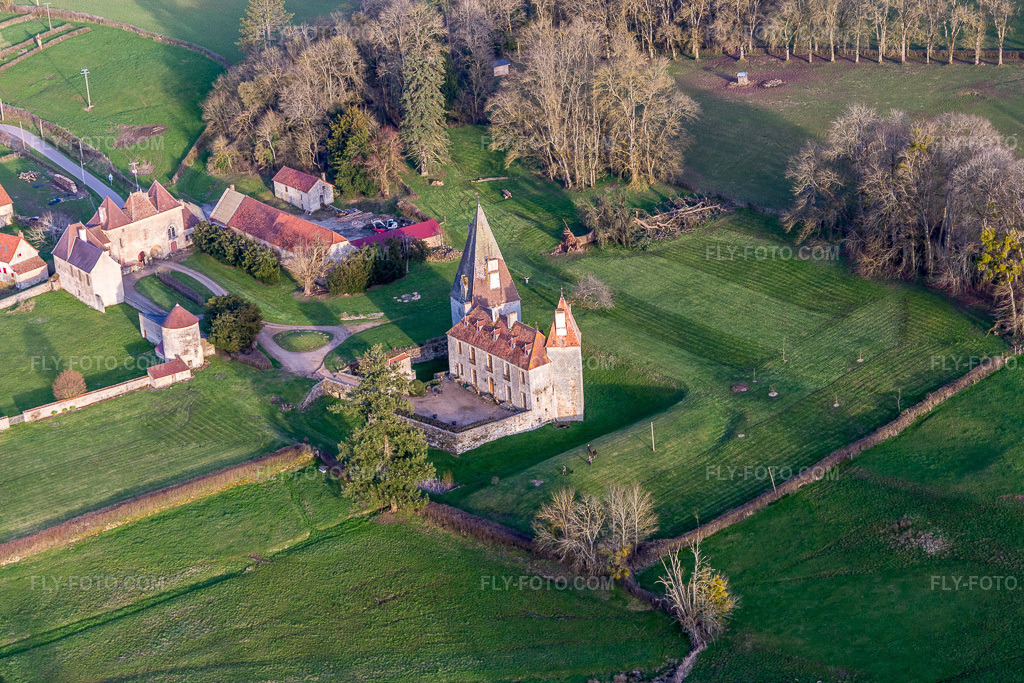 Aerial view: Château de Morlet in Burgundy in Morlet in the state Saone et Loire, France. – Photo: IMG_105519.jpg taken on 04/01/2018 by Werner Riehm/FLY-FOTO.com – Resolution of the original: 5116 x 3410 px