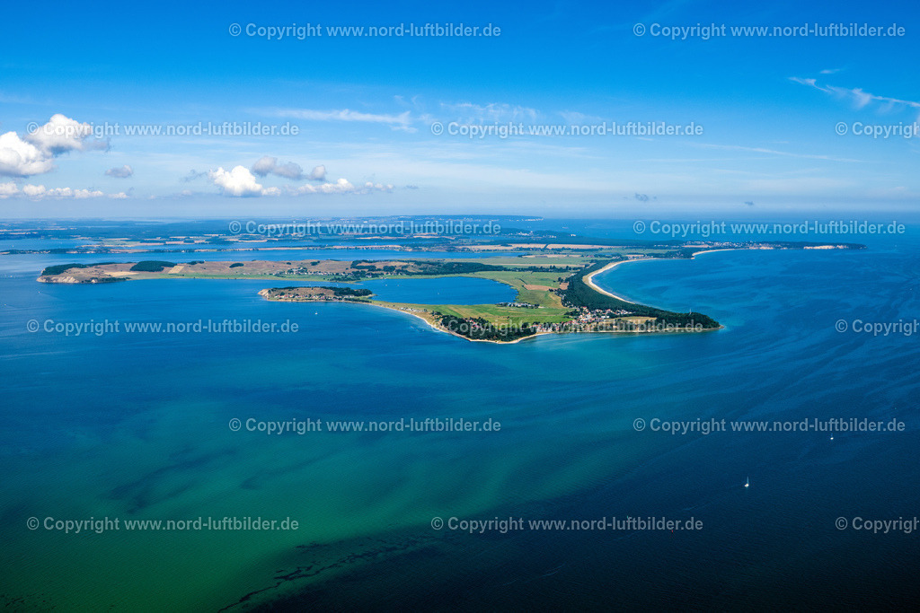 Thiessow_Rügen_ELS_7889100822 | THIESSOW 10.08.2022 Küstenbereich der Ostsee - Insel Rügen im Ortsteil Mönchgut in Thiessow im Bundesland Mecklenburg-Vorpommern. // Coastal area of the Baltic Sea - Ruegen Island in the district Moenchgut in Thiessow in the state Mecklenburg - Western Pomerania. Foto: Martin Elsen