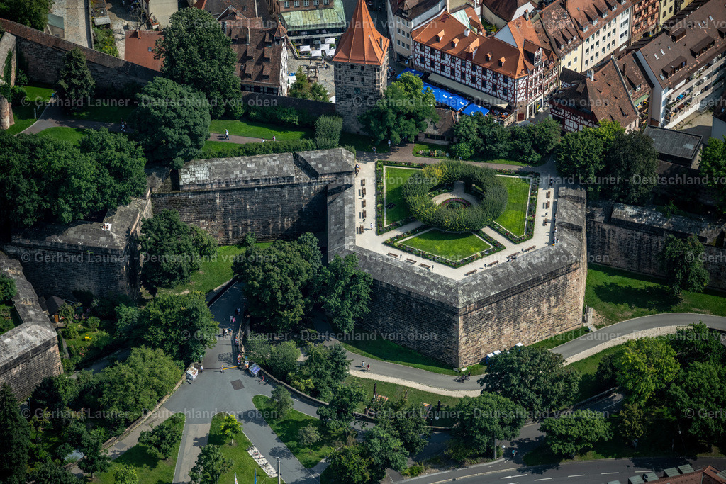 4047376 | NüRNBERG 21.08.2021 Burganlage der Veste " Kaiserburg " - Sinwell Tower - Vestnertorbrücke im Ortsteil Altstadt - Sankt Sebald in Nürnberg im Bundesland Bayern, Deutschland. Weiterführende Informationen bei: Brillux GmbH & Co. KG,  Forbo Flooring GmbH. // Castle of the fortress Kaiserburg - Sinwell Tower - Vestnertorbruecke in the district Altstadt - Sankt Sebald in Nuremberg in the state Bavaria, Germany. Further information at: Brillux GmbH & Co. KG,  Forbo Flooring GmbH. Foto: Gerhard Launer