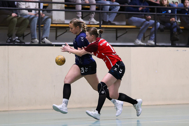 Handball I Damen I Saison 2025-2026 I Verbandsliga Süd I HSG Kalkberg 06 - MTV Dänischenhagen I 14.12.2025.145 | v.l. Jette Kaack (21, HSG Kalkberg 06), Laura Warnecke (11, MTV Dänischenhagen) - Realisiert mit Pictrs.com