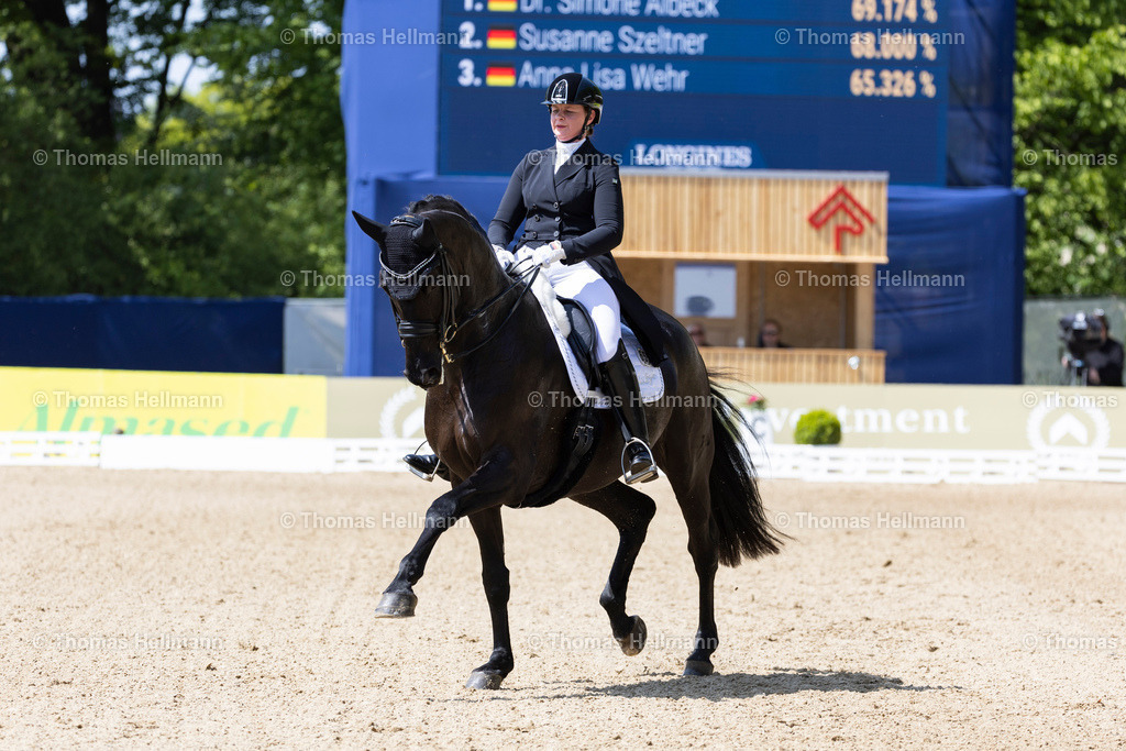 TH_655-TIMPE Andrea (GER)_ Don Carismo_7708 | Deutsches Spring- und Dressur-Derby 2023 am 18.05.23 in Hamburg, Derby Platz Klein Flottbek, Thomas Hellmann, _Y7A3669