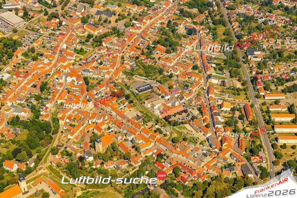 Luftbild der Stadt Querfurt - Die Luftaufnahme wurde 2025 vom UL-Flugzeug heraus erstellt ( keine Drohne ) - Hochauflösende Luftaufnahme - für professionelle Ausdrucke geeignet. Die Geschenkidee !Hier alle&nbsp;Infos zur Lizenzierung der LuftaufnahmeWir fliegen auch dieses Jahr wieder in Ihre Region um Luftbilder zu erstellen.- Luftbild anfragen