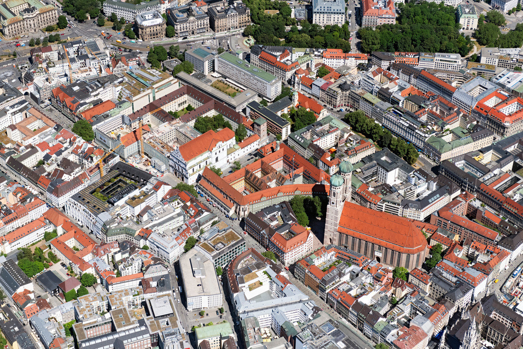 dr__0202509.jpg | MüNCHEN 29.06.2023 Straßenführung der bekannten Flaniermeile und Einkaufsstraße Kaufingerstraße an der Kaufingerstraße in München im Bundesland Bayern, Deutschland. // Street guide of famous promenade and shopping street Kaufingerstrasse on street Kaufingerstrasse in Munich in the state Bavaria, Germany. Foto: Daniel Reiter