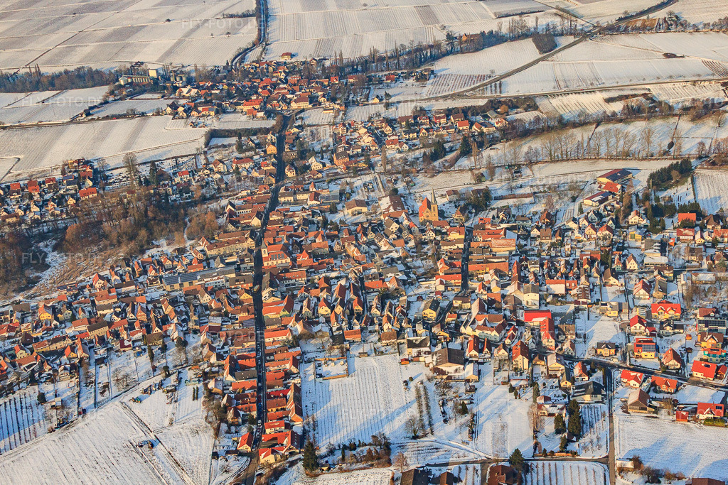 Luftbild: Obergasse aus Süden im Winter bei Schnee im Ortsteil Ingenheim in Billigheim-Ingenheim im Bundesland Rheinland-Pfalz in Deutschland. Foto: IMG_24439.jpg vom 16.02.2010 durch Werner Riehm/FLY-FOTO.de