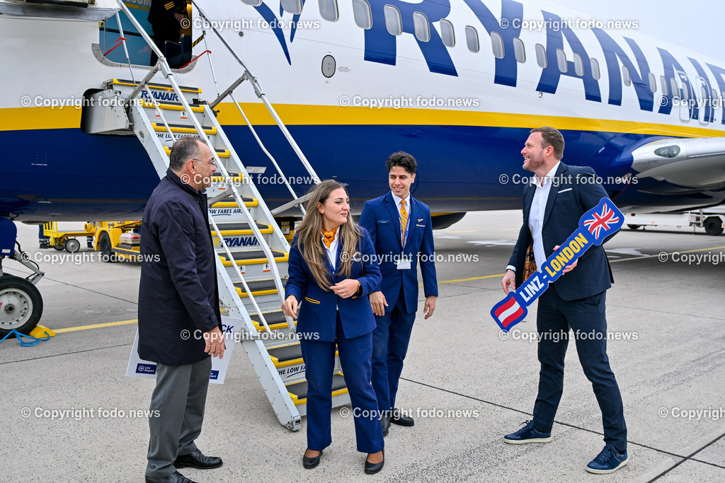 Linz Airport - Comeback Ryanair_ 08.11.2024-39 | 08.11.2024, Linz Hoersching, AUT, Linz Airport - Comeback Ryanair, im Bild Norbert Draskovits Geschaeftsfuehrer Flughafen Linz GesmbH) und Andreas Gruber (Ryanair-Sprecher und Geschaeftsfuehrer Laudamotion GmbH) begruessen das Flugpersonal