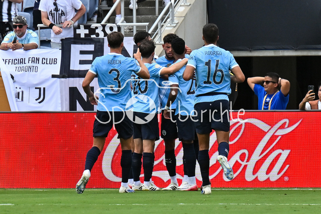 Juventus Turin - Manchester City | Jubel der Englaender nach dem Treffer zum 2-1  Tor / Torschuetze / Freude / Happy / FIFA Club World Cup: Juventus Turin - Manchester City, Camping World Stadium am 26.06.2025 / NOT FOR SALE IN USA