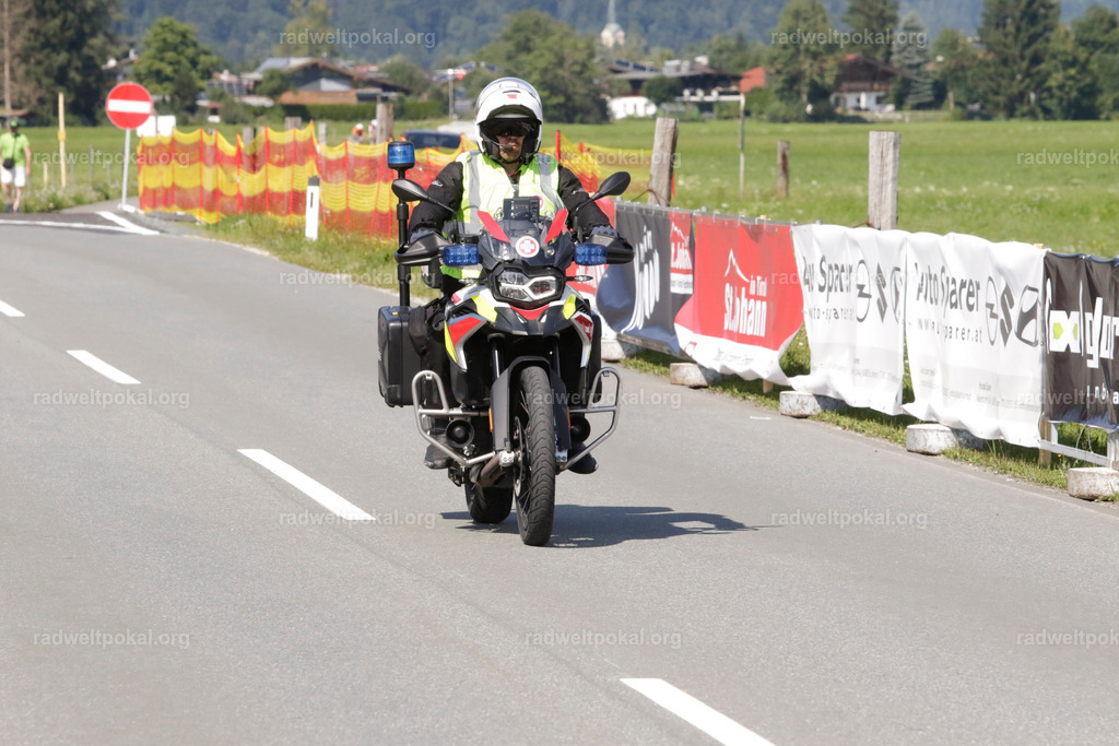 1164_20230817_Bewerb_Maenner_Muehlanger | AUT - OESTERREICH, 2023-08-16: SPORT RENNRAD-FAHREN - 55. INTERNATIONALER RADWELTPOKAL IN ST. JOHANN IN TIROL  - Vintage-Radrennen mit WM-Bronze-Medaillen-Siegerin Christina Schweinberger, den Teilnehmer und Alexander Baumann (vom Orginastions-Team) - TAG 2 BEWERB MAENNER IN SECHS GRUPPEN  ; Foto: Roland Muehlanger