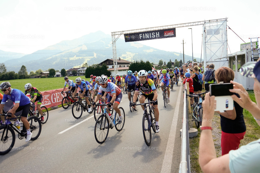 511_20230817_Bewerb_Maenner_Muehlanger | AUT - OESTERREICH, 2023-08-16: SPORT RENNRAD-FAHREN - 55. INTERNATIONALER RADWELTPOKAL IN ST. JOHANN IN TIROL  - Vintage-Radrennen mit WM-Bronze-Medaillen-Siegerin Christina Schweinberger, den Teilnehmer und Alexander Baumann (vom Orginastions-Team) - TAG 2 BEWERB MAENNER IN SECHS GRUPPEN  ; Foto: Roland Muehlanger