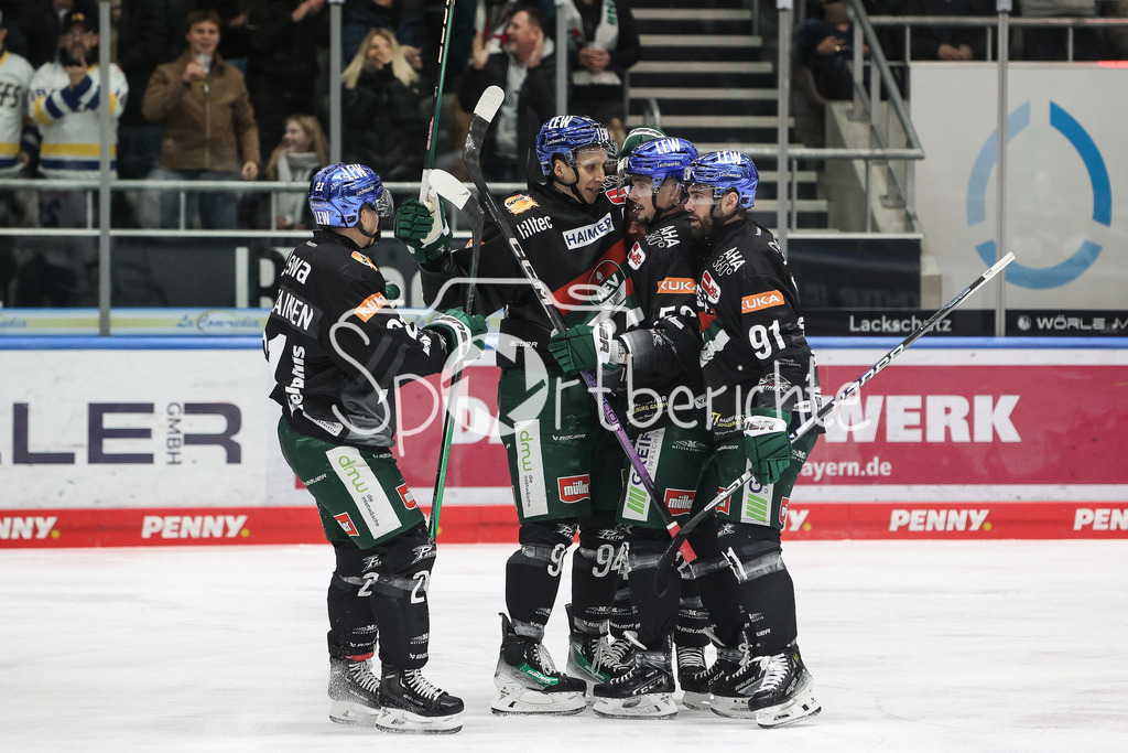 Augsburger Panther - EHC RB München | Jubel der Panther nach dem Treffer zum 1-0 durch Thomas Jordan TREVELYAN (AEV #24) / Freude / Tor / Torschuetze
