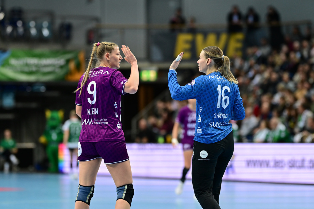 Handball I Frauen I Saison 2024-2025 I 1. HBF I 12. Spieltag I VfL Oldenburg - TuS Metzingen | Naina Klein (9, TuS Metzingen) mit Lea Schüpbach (16, TuS Metzingen) - Realisiert mit Pictrs.com
