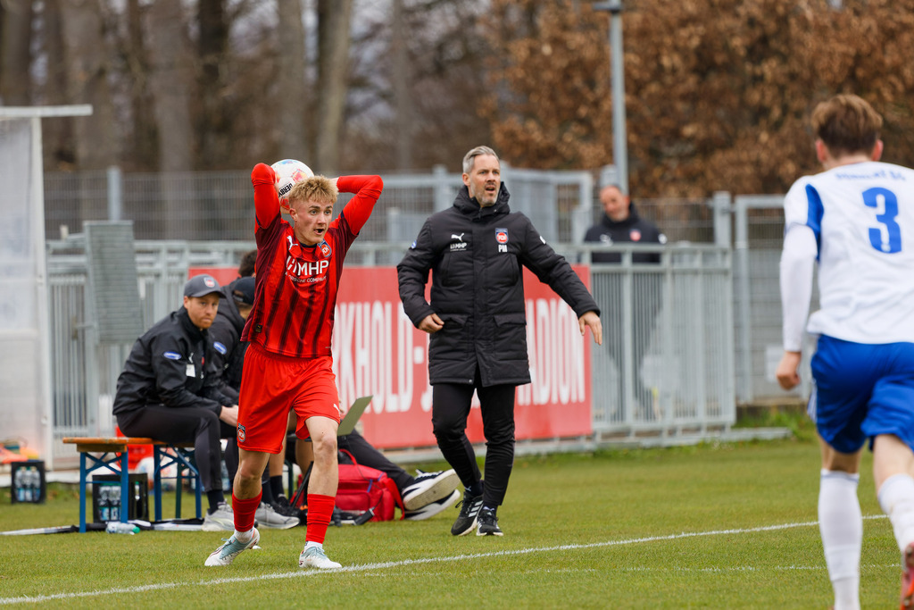 20260412-FCHS04_035 | 1.FC Heidenheim 1846 vs. FC Schalke 04, Fußball, U19, A-Junioren, NWL, U19-DFB-Nachwusliga, 2025/2026, 8. Spieltag, 12.04.2026 in Heidenheim, Walter-Birkhold-Jugendstadion (Foto: Michael Bulling) - Realisiert mit Pictrs.com