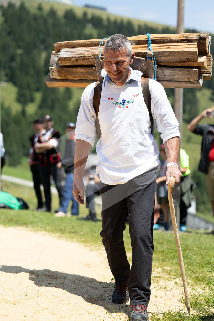 Rigi2025_2095 | Die Schwinger des Schwyzer Kantonalen Schwingerverbandes: Fotos, die Dynamik und Leidenschaft festhalten, sowie emotionale Momente aus dem traditionellen Schwingsport zeigen. - Realisiert mit Pictrs.com