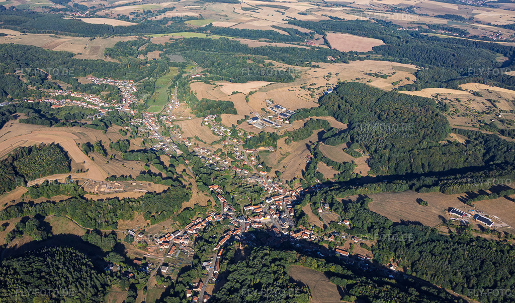 Luftbild: Ortsansicht von Osten in Walschbronn im Bundesland Moselle in Frankreich. – Foto: IMG_158716.jpg vom 14.08.2026 durch Werner Riehm/FLY-FOTO.de – Auflösung des Originals: 6000 x 3540 px