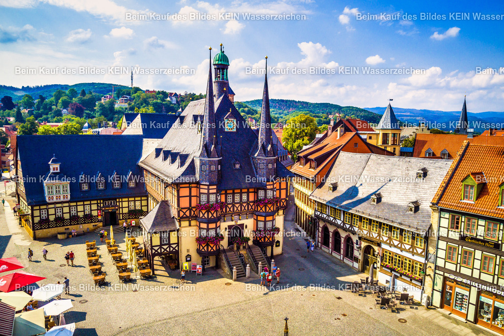 Rathaus und Marktplatz Wernigerode im Harz-0003 | Luftbild von Rathaus und Marktplatz in Wernigerode im Landkreis Harz in Sachsen-Anhalt. Das historische Rathaus und die Fachwerkhäuser rund um den Marktplatz prägen das charakteristische Stadtbild von Wernigerode. - Realisiert mit Pictrs.com