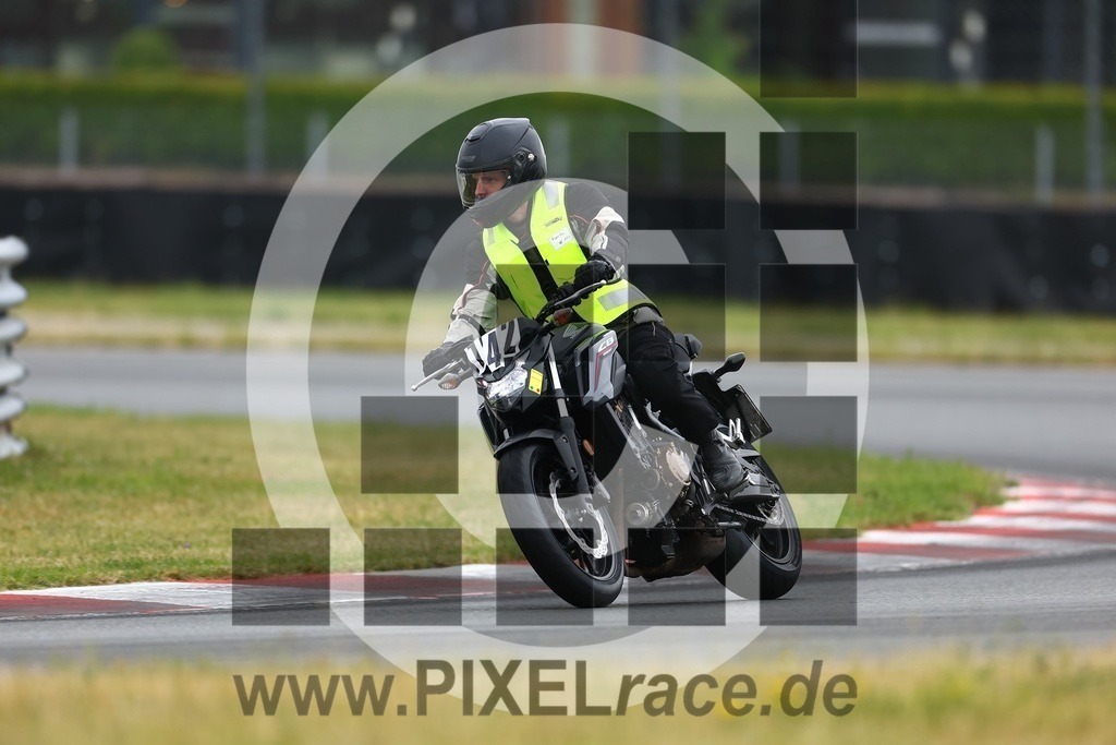 0142-20250616_00718 | Schöne Erinnerungen an spannende Momente - das festzuhalten ist unser Job. PIXELrace.de ist seit 2003 auf den Rennstrecken Europas unterwegs um die Action draußen beim Fahren und die wunderbare Stimmung imm Fahrerlager für euch einzufangen.