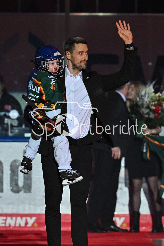 Augsburger Panther - Adler Mannheim | Dennis ENDRAS wird vor der Parite fuer seine Karriere geehrt / Ehrung / DEL: Augsburger Panther - Adler Mannheim, Curt Frenzel Stadion am 26.12.2024