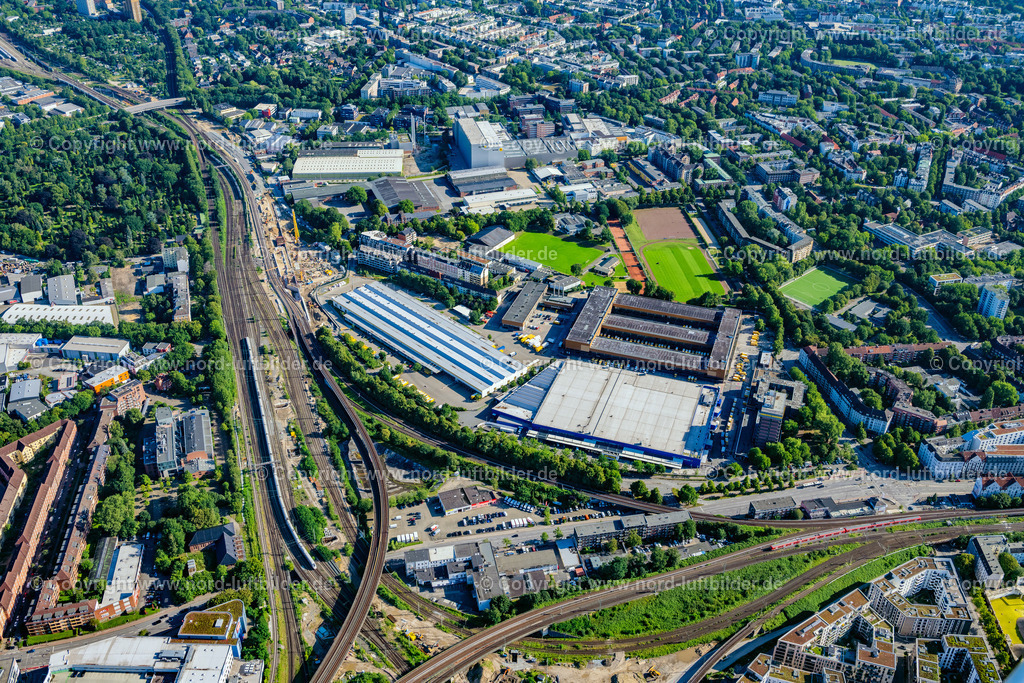 Hamburg_Altona_Waidmannstrasse_Metro_Gewerbegebiet_ELS_0587050823 | HAMBURG 05.08.2023 Industrie- und Gewerbegebiet im Stadtteil Altona-Nord in Hamburg. Im Bild zu sehen sind das Briefzentrum Hamburg Zentrum, die METRO Hamburg-Altona und das DHL-Depot. // Industrial and commercial area in the district Altona-Nord in Hamburg in Germany. In this picture there is the Briefzentrum Hamburg Zentrum, the METRO Hamburg-Altona and the DHL-Depot. Foto: Martin Elsen