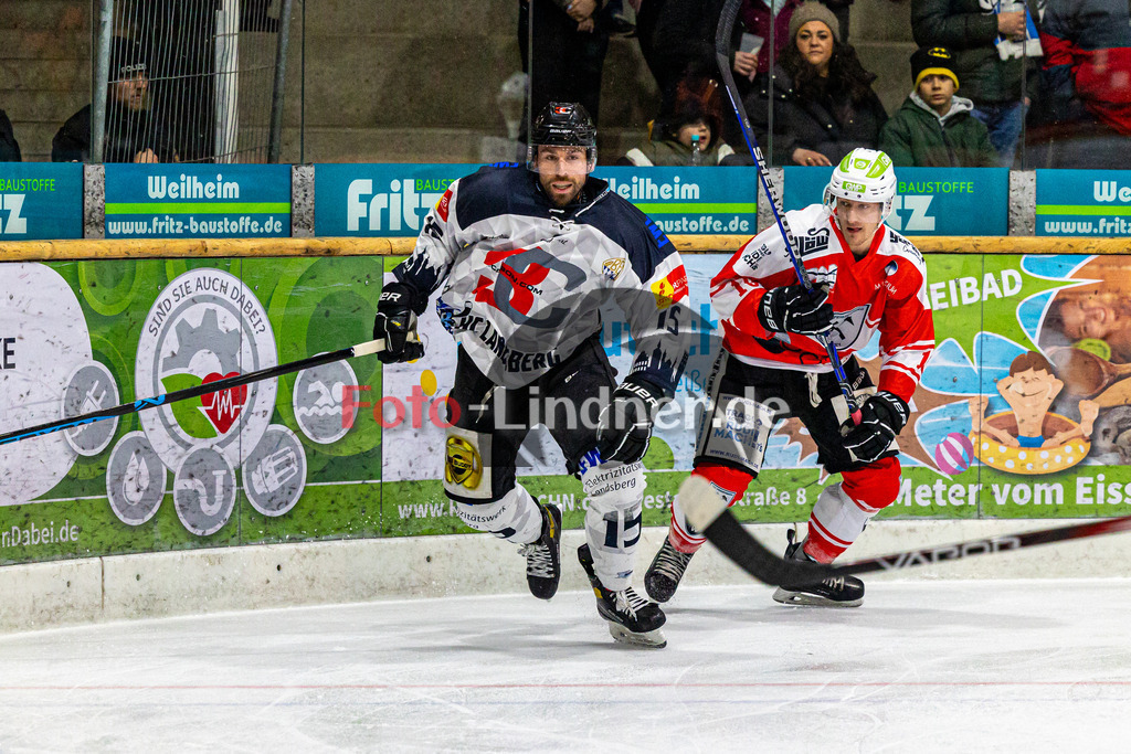 Spiel 1 Viertelfinale TSV Peißenberg Miners vs HC Landsberg Riverkings | Eishockey Bayernliga Playoffs 2023/2024, Spiel 1 Viertelfinale TSV Peißenberg Miners vs HC Landsberg Riverkings, 20240216,
Markus JÄNICHEN (HCL 15) und Jakob HEIGL (Miners 10),
2024-02-16 in Peißenberg (Eisstadion)
10 Jakob HEIGL (Miners 10), 15 Markus JÄNICHEN (HCL 15)
Copyright: WolfgangxLindner foto-lindner.de