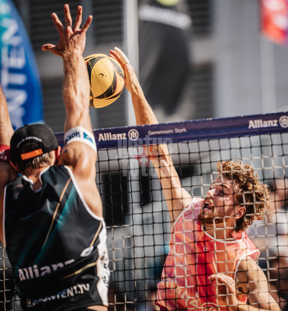Beachvolleyball | Männer | Allianz German Beach Tour 2025 | Tourstop Berlin | 17.08.2025 | Luis Henrichs beim Angriff