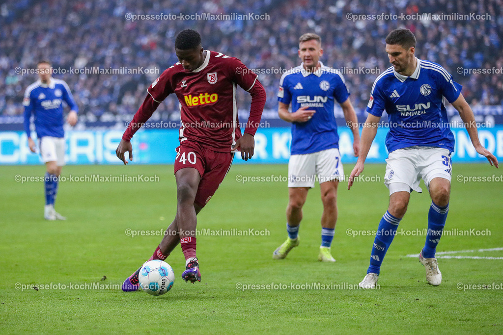Schalke10112402152 | 10.11.2024, Fußball, FC Schalke 04 - SSV Jahn Regensburg, 2. Fußball Bundesliga, Veltins-Arena Gelsenkirchen, Saison 2024 2025: Mansour Ouro-Tagba (Jahn-Regensburg #40) kämpft gegen Marcin Kaminski (S04 #35)  um den Ball DFB regulations prohibit any use of photographs as image sequences and or quasi-video.