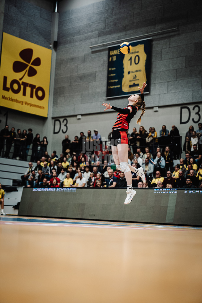 Volleyball | Frauen | Saison 2025/2026 | Volleyball Bundesliga | SSC Palmberg Schwerin vs. ETV Hamburger Volksbank Volleys | 18.10.2025 | Alexa Sophie Thaden (#15, ETV Hamburger Volksbank Volleys) beim Aufschlag