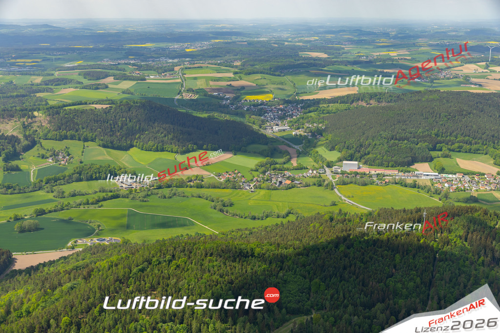 Die Luftaufnahme Hof an der Steinach - Mitwitz wurde 2022 vom Flugzeug aus (keine Drohne) erstellt. Hohe Auflösung -für große Poster und Wandbilder geeignet - Garantiert!
