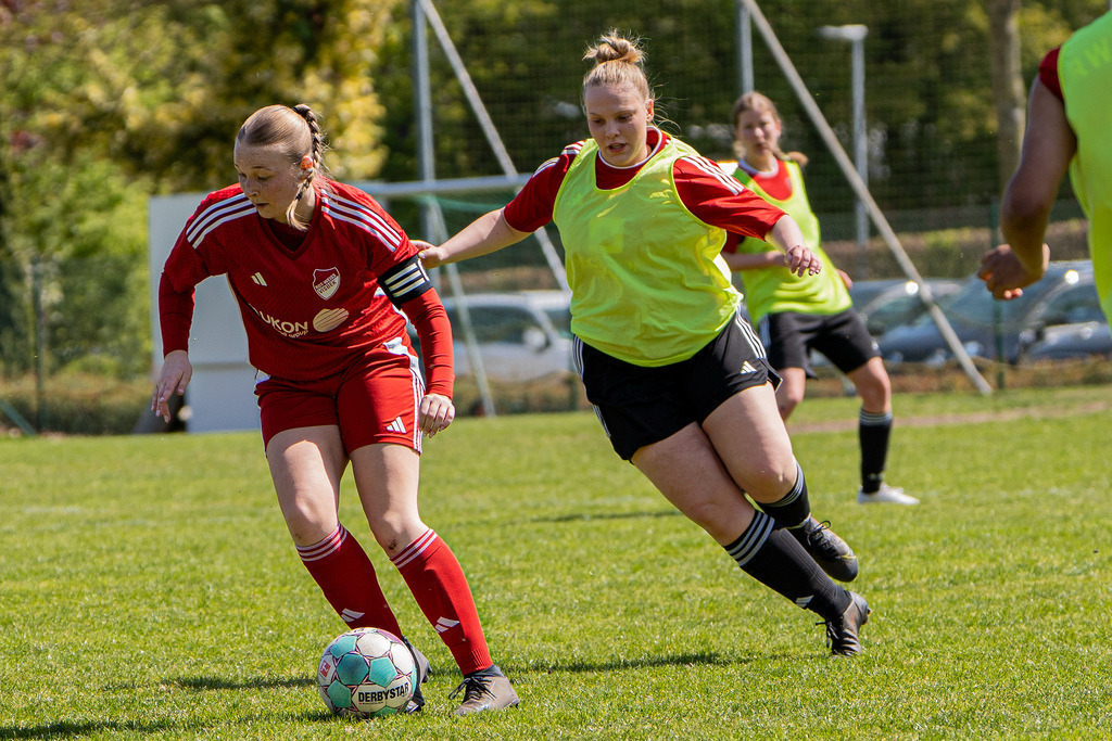 Fußball I Frauen I Saison 2025-2026 I Bezirksliga Weser-Ems Mitte I 17. Spieltag I SV RW Visbek - SG Damme-Lembruch I 11719 | jns.sportfotos - Realisiert mit Pictrs.com