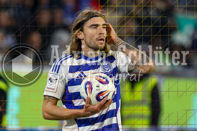 MSV Duisburg vs Rot-Weiss Essen - 3. Liga | Duisburg, Deutschland, 26.10.25:   Joshua Bitter (MSV Duisburg) hat den Ball in der Hand waehrend des Spiels der 3. Liga MSV Duisburg vs Rot-Weiss Essen in der schauinsland-reisen-arena(Foto von Brauer-Fotoagentur / Adrian Schlueter)