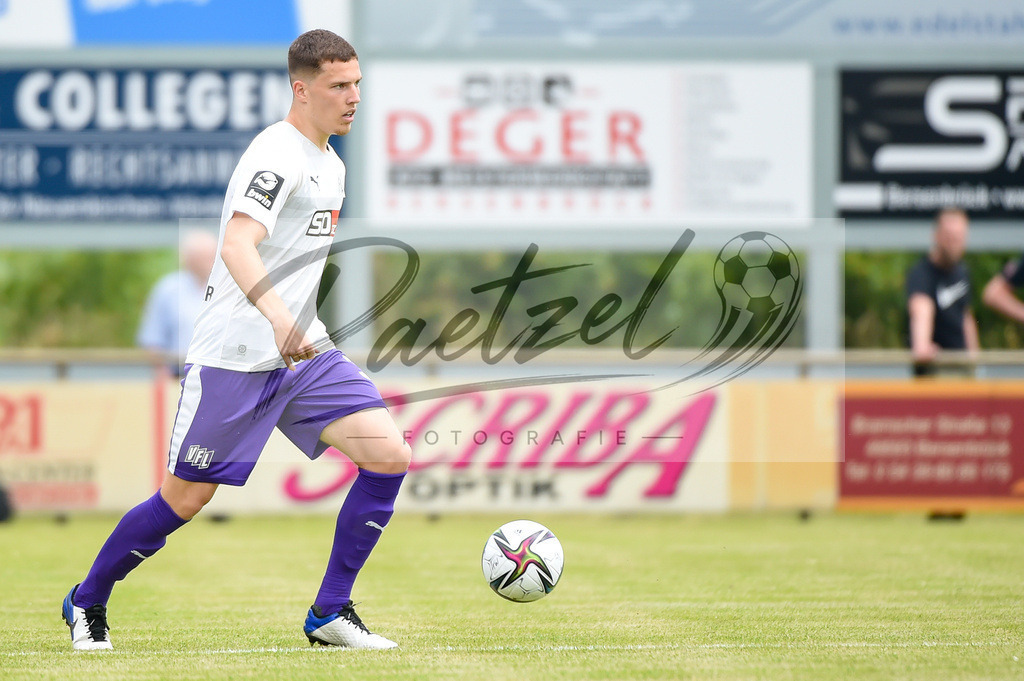BSBOSN_20210626_0037 | Fussball, Herren: Luis Sprekelmeyer (VfL Osnabrueck) in Aktion, am Ball, Einzelaktion beim Testspiel zwischen TuS Bersenbrueck und VfL Osnabrueck im Hasestadion am 26.06.2021 in Bersenbrueck, Deutschland. - Realisiert mit Pictrs.com