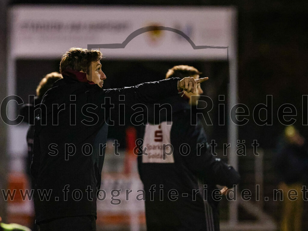 2023-10-27_108_VfB_Hallbergmoos_gegen_FC_Schwaig | Hallbergmoos, Deutschland, 27.10.2023:
Fußball, Landesliga Südost 2023 / 2024, 18. Spieltag, VfB Hallbergmoos gegen FC Schwaig, Endergebnis: 2:3

Trainer Anselm Küchle (VfB Hallbergmoos)

Foto: Christian Riedel / fotografie-riedel.net