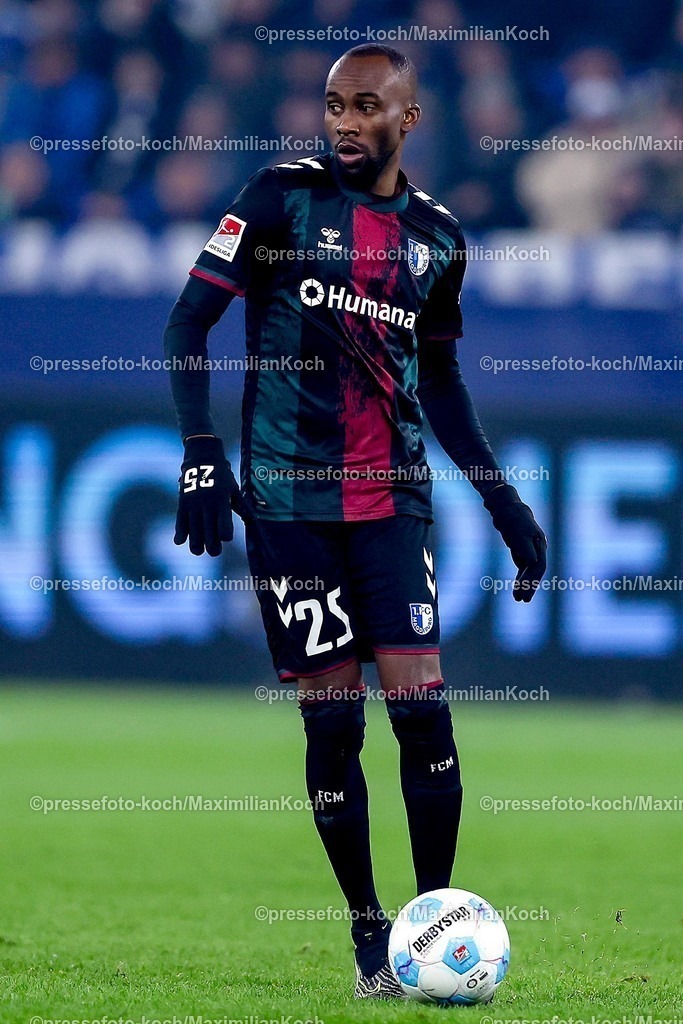 S0401022502131 | 01.02.2025, Fußball, FC Schalke 04 - 1. FC Magdeburg, 2.. Fußball Bundesliga, 20. Spieltag, Veltins-Arena Gelsenkirchen, Saison 2024 2025: Silas Gnaka (1.FC Magdeburg #25)DFB regulations prohibit any use of photographs as image sequences and or quasi-video.