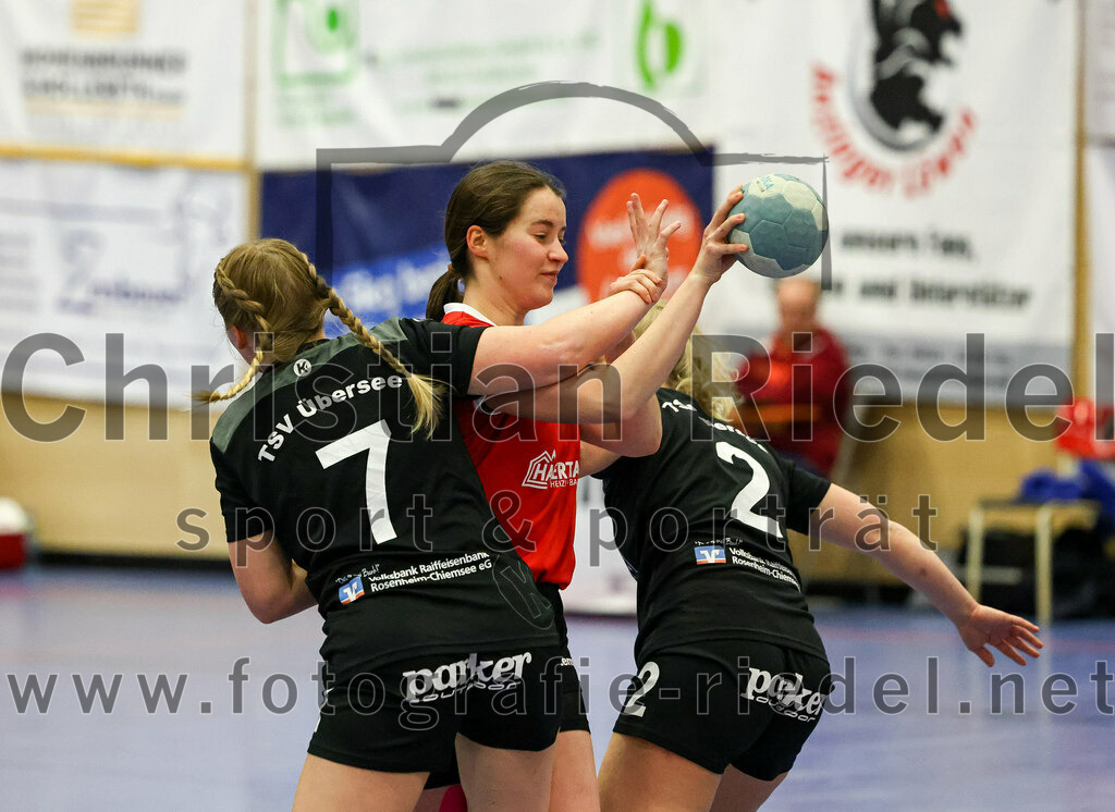 2022-12-04_002_SV_Anzing_gegen_TSV_Uebersee | Anzing, Deutschland, 04.12.2022:
Handball, Bezirksliga 2022 / 2023, 8. Spieltag, SV Anzing gegen TSV Übersee, Endergebnis: 29:24

Veronika Hilz (TSV Übersee, #7), Virag Varga (SV Anzing, #18), Kristina Hilz (TSV Übersee, #2)

Foto: Christian Riedel / fotografie-riedel.net