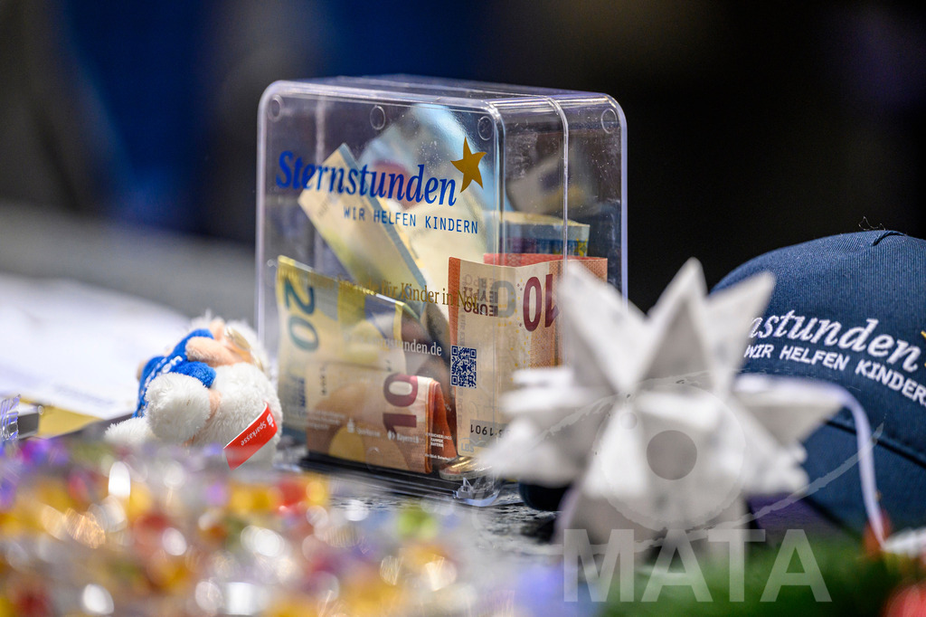 _DWI5950 | Direkte Spende  bei '30 Jahre Sternstunden-Gala 2023' in der Frankenhalle. Nürnberg, 15.12.2023 - Realisiert mit Pictrs.com