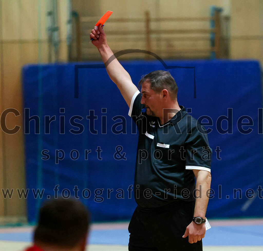 2022-11-12_086_SpVgg_Altenerding_III_gegen_TV_Altoetting_II | Erding, Deutschland, 12.11.2022:
Handball, Bezirksklasse Männer 2022 / 2023, 4. Spieltag, SpVgg Altenerding III gegen TV Altötting II, Endergebnis: 32:25

Rote Karte für Markus Schorr (SpVgg Altenerding, #14)

Foto: Christian Riedel / fotografie-riedel.net