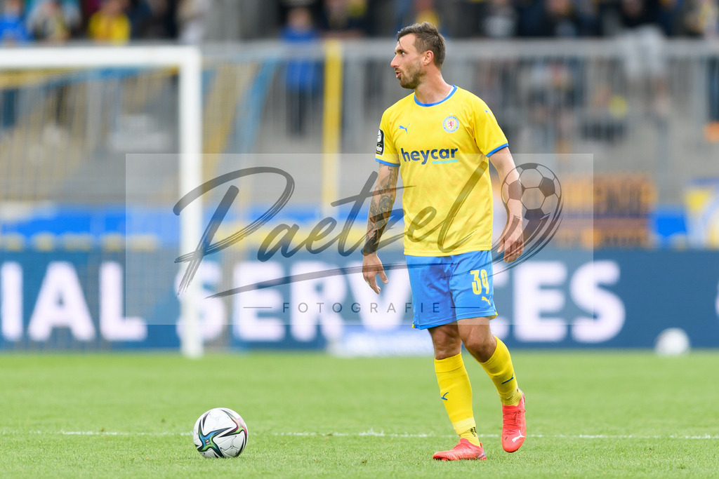 EBSTSV20210828_168 | Fussball, Herren: Jannis Kleeberg (Eintracht Braunschweig) in Aktion, am Ball, Einzelaktion beim Spiel der 3. Liga zwischen Eintracht Braunschweig und TSV 1860 Muenchen im Eintracht-Stadion am 28.08.2021 in Braunschweig, Deutschland.DFB / DFL REGULATIONS PROHIBIT ANY USE OF PHOTOGRAPHS AS IMAGE SEQUENCES AND/OR QUASI-VIDEO. - Realisiert mit Pictrs.com