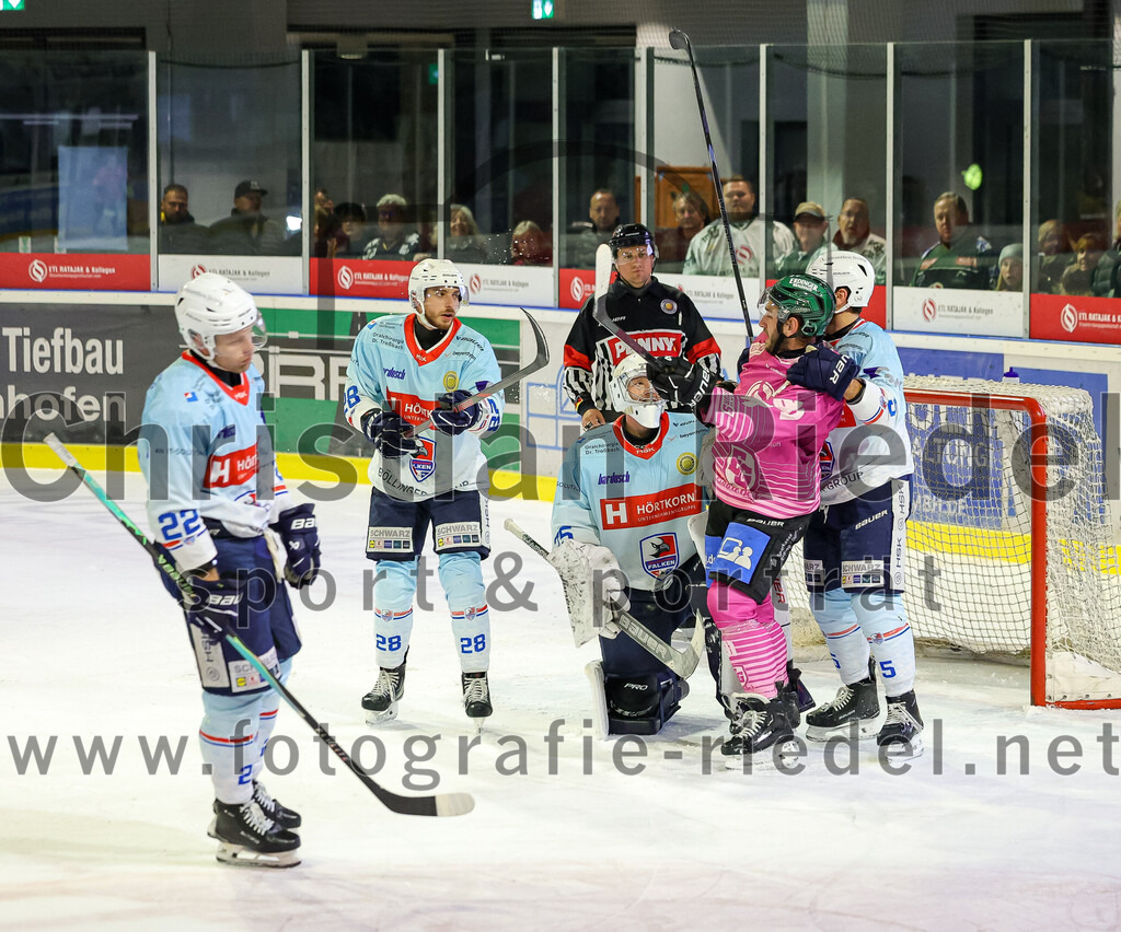 2025-10-05_146_TSV_Erding_gegen_Heilbronner_Falken | Erding, Deutschland, 05.10.2025:Eishockey, Oberliga Süd 2025 / 2026, 6. Spieltag, TSV Erding gegen Heilbronner Falken, Endergebnis: 3:1Thore Weyrauch (Heilbronner Falken, #22), Lars Schiller (Heilbronner Falken, #28), Torwart Franz Jokinen (Heilbronner Falken, #75), Maximilian Forster (Erding Gladiators, #81), Jeroen Plauschin (Heilbronner Falken, #5)Foto: Christian Riedel / fotografie-riedel.net