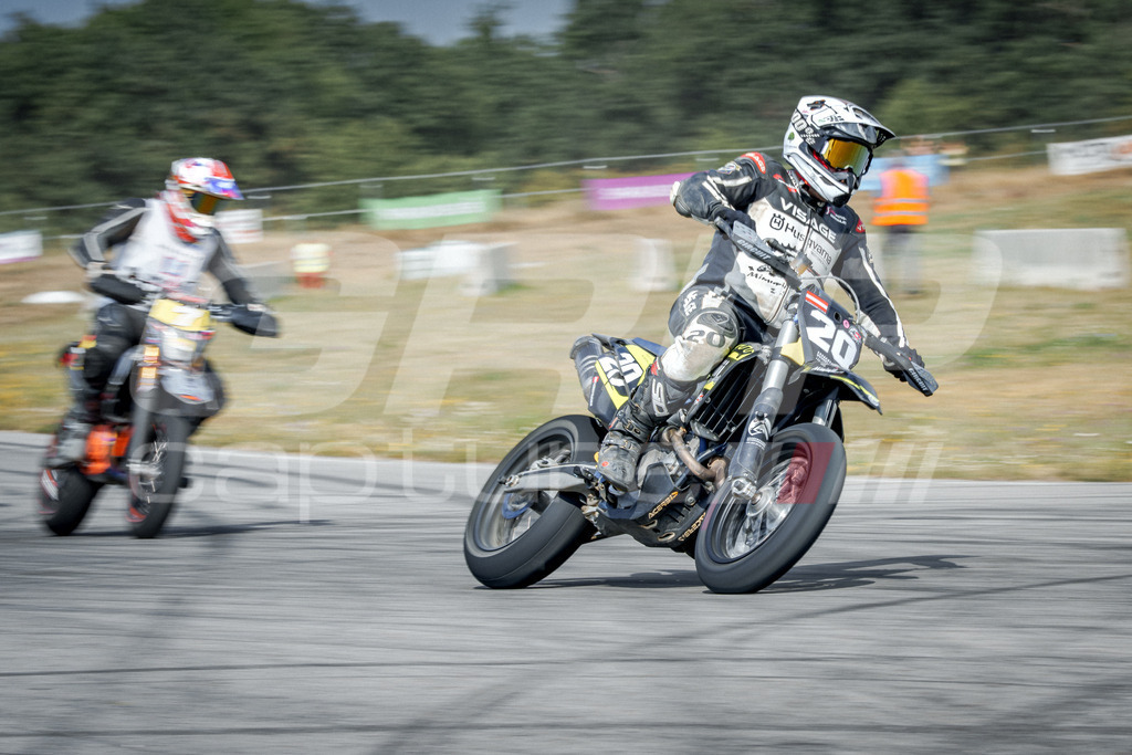SuperMoto_Staatsmeisterschaft_Fuglau-634 | GRIPcapture steht für authentische Sportfotografie in Österreich – für Momente, die mehr sind als Geschwindigkeit oder Ergebnis. Es geht um Emotion, Spannung, Fokus und den Augenblick, der oft nur einen Wimpernschlag dauert.Ob Motorsport, Teamsport oder 