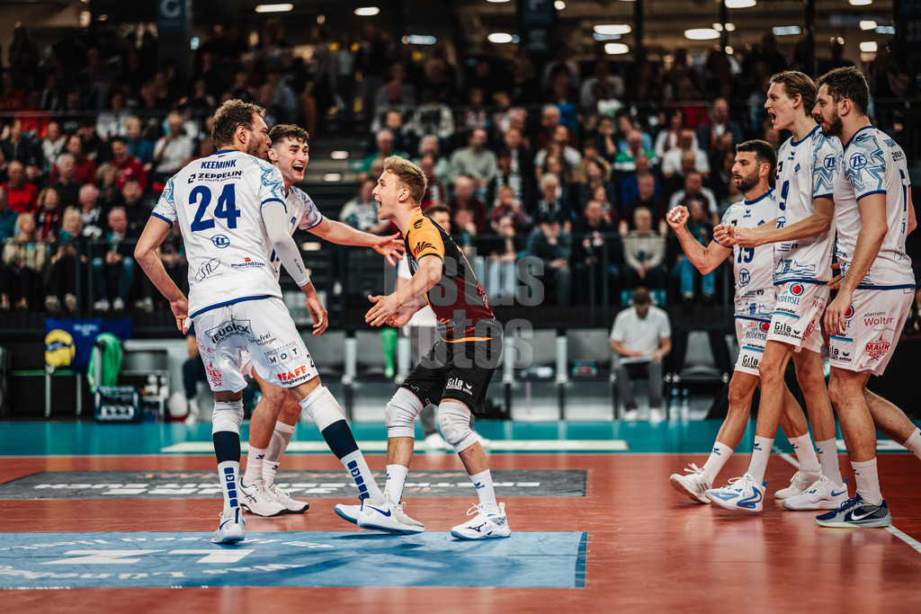 Volleyball | Herren | Saison 2024/2025 | 1. Volleyball Bundesliga Männer | Halbfinale | SVG Lüneburg vs. VfB Friedrichshafen | 05.04.2025 | Friedrichshafen jubelt nach Punktgewinn, in der Mitte v.l. Jackson George Young (#15, VfB Friedrichshafen) und Leonard Lenny Graven (#17, VfB Friedrichshafen)