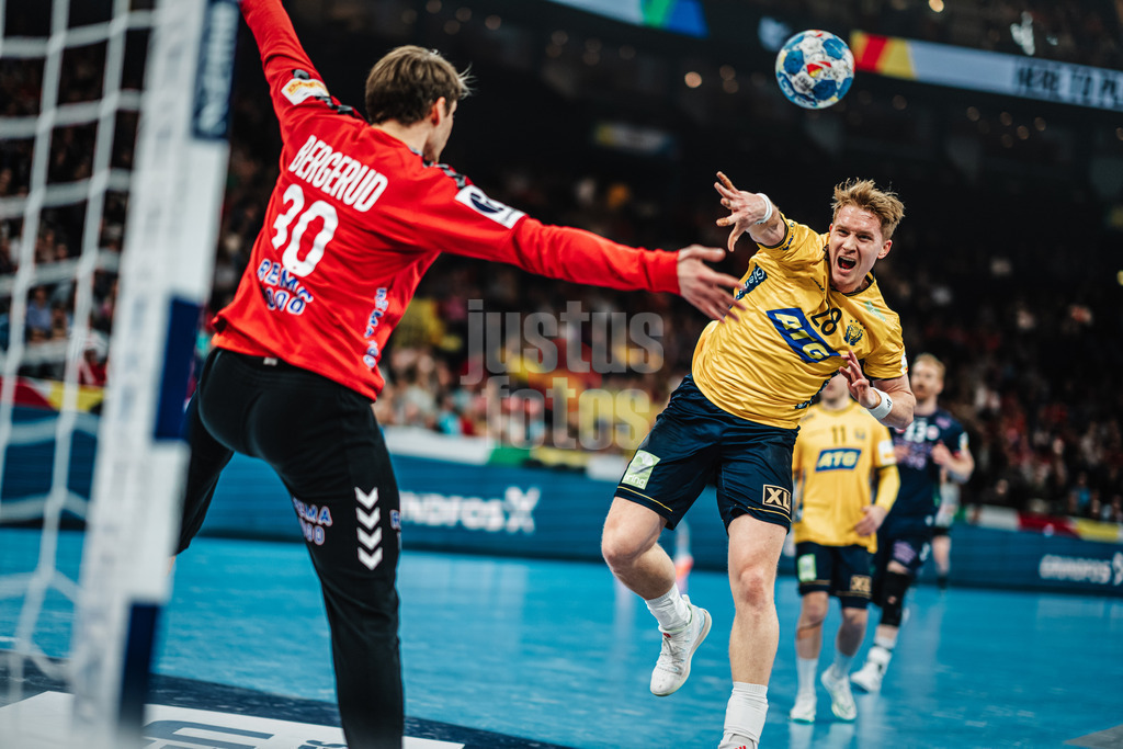 Handball | Herren | EHF EURO 2024 | European Championshop Men 2024 Final Tournament | Norwegen vs. Schweden | 23.01.2024 | Dieser Ball von Jonathan Edvardsson (#28, Schweden, SWE) wird an den Pfosten gehen