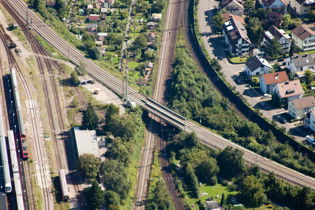 Luftbild: Streckenführung der Bahn- Kreuzung der Schienen- und Gleisanlagen der Deutschen Bahn im Ortsteil Weiherfeld-Dammerstock in Karlsruhe im Bundesland Baden-Württemberg in Deutschland. Foto: IMG_31945.jpg vom 20.08.2010 durch Werner Riehm/FLY-FOTO.de