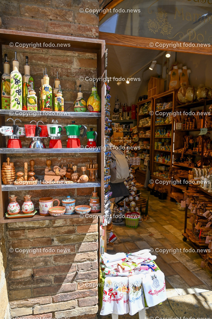 Italien_ Toskana_ San Gimignano_ 31.05.2024-115 | 31.05.2024, Italien, ITA, Toskana, San Gimignano im Bild Stadtansichten Gebäude, Architektur, Touristen, Historisch, Souvenir, Ansichten der berühmten Stadt San Gimignano in der Toskana-Italien - View of the famous town San Gimignano in Tuscany-ItalySan Gimignano ist eine italienische Kleinstadt in der Toskana mit einem mittelalterlichen Stadtkern. San Gimignano wird auch die Stadt der Türme genannt. Die Stadt liegt in der Provinz Siena. Sie gehört neben Florenz, Siena und Pisa zu den von Touristen meist besuchten Zielen in der Toskana.