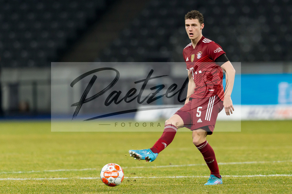 BSCFCB20220123_100 | Fussball, Herren: Benjamin Pavard (FC Bayern Muenchen) in Aktion, am Ball, Einzelaktion bei dem Spiel der 1. Bundesliga zwischen Hertha BSC und FC Bayern Muenchen im Olypiastadion am 23.01.2022 in Berlin, Deutschland.DFB / DFL REGULATIONS PROHIBIT ANY USE OF PHOTOGRAPHS AS IMAGE SEQUENCES AND/OR QUASI-VIDEO. - Realisiert mit Pictrs.com