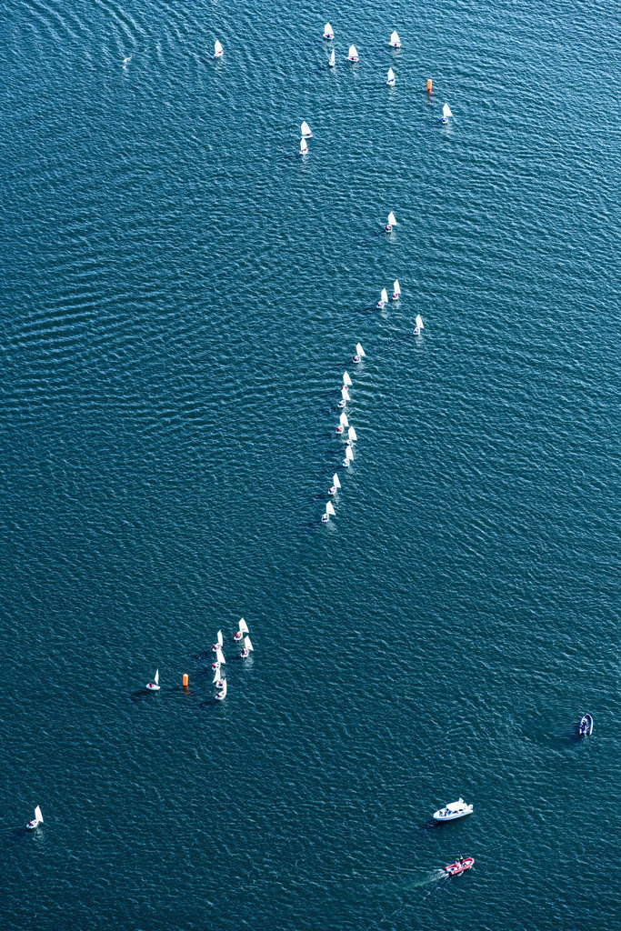 dr__0050015.jpg | SEEON-SEEBRUCK 04.10.2020 Sportboot- Segelschiff mit weißen Seggeln in Fahrt bei einer Segelregatta auf dem Chiemsee in Seeon-Seebruck im Bundesland Bayern, Deutschland. // Sailboat under way bei einer Segelregatta on Chiemsee in Seeon-Seebruck in the state Bavaria, Germany. Foto: Daniel Reiter