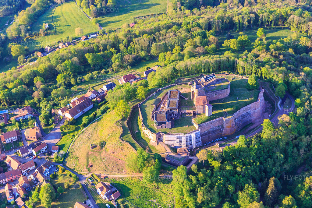 Aerial view: Château de Lichtenberg from the south in Lichtenberg in the state Bas-Rhin, France. – Photo: IMG_145815.jpg taken on 04/30/2025 by Werner Riehm/FLY-FOTO.com – Resolution of the original: 4656 x 3104 px – Visiter le château de Lichtenberg dans les Vosges du Nord - Alsace