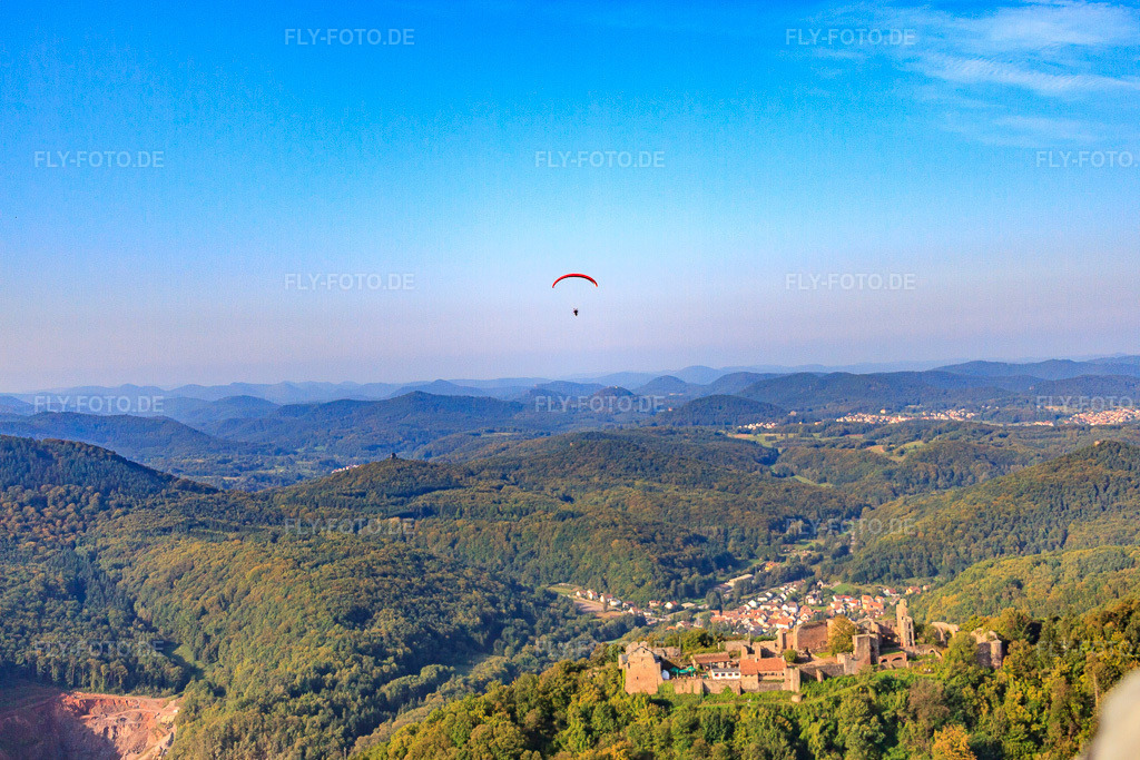 Luftbild: Paragleiter über der Madenburg in Eschbach im Bundesland Rheinland-Pfalz in Deutschland. Foto: IMG_45438.jpg vom 24.09.2011 durch Werner Riehm/FLY-FOTO.de