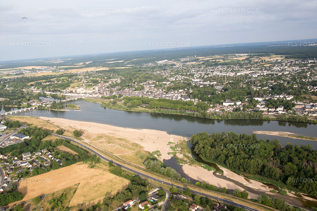 Aerial view: View of the town in Amboise in the state Indre et Loire, France.Photo: IMG_082335.jpg taken on 06/20/2015 by Werner Riehm/FLY-FOTO.comResolution of the original: 5472 x 3648 px