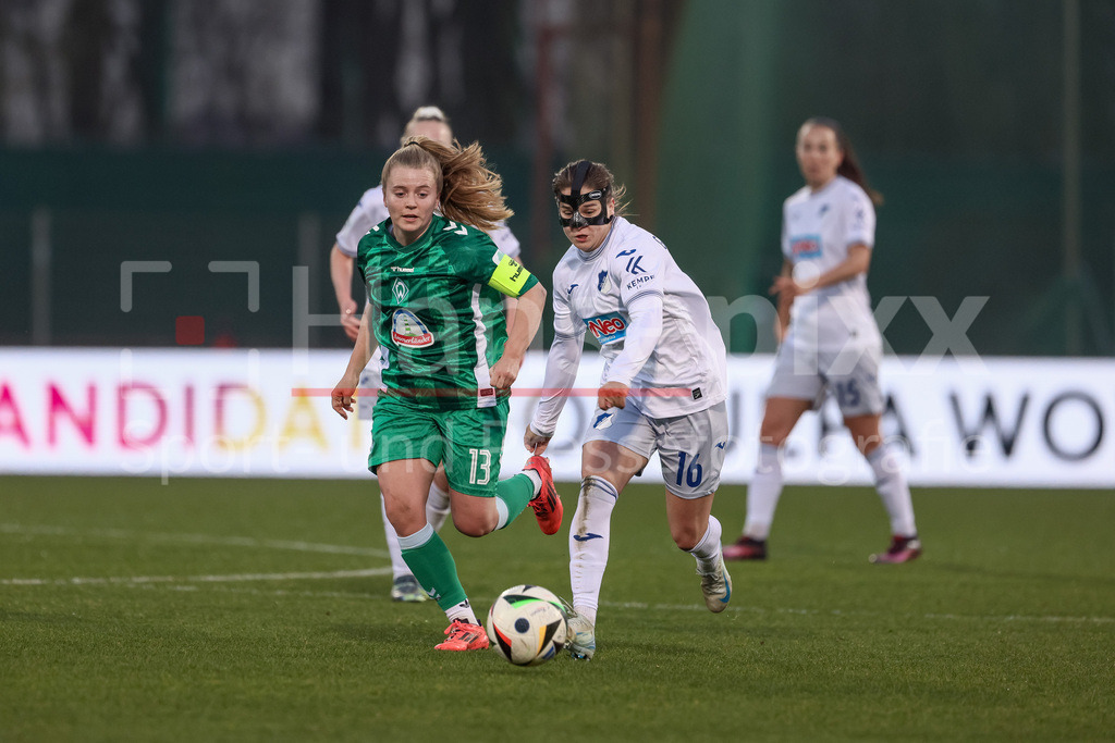 Fussball, Google Pixel Frauen-Bundesliga, SV Werder Bremen - TSG 1899 Hoffenheim | v.li.: Ricarda Walkling (SV Werder Bremen, 13) und Dominika Grabowska (TSG 1899 Hoffenheim, 16) im Zweikampf, Duell, Dynamik, Aktion, Action, Spielszene, DIE DFB-RICHTLINIEN UNTERSAGEN JEGLICHE NUTZUNG VON FOTOS ALS SEQUENZBILDER UND/ODER VIDEOÄHNLICHE FOTOSTRECKEN. DFB REGULATIONS PROHIBIT ANY USE OF PHOTOGRAPHS AS IMAGE SEQUENCES AND/OR QUASI-VIDEO.