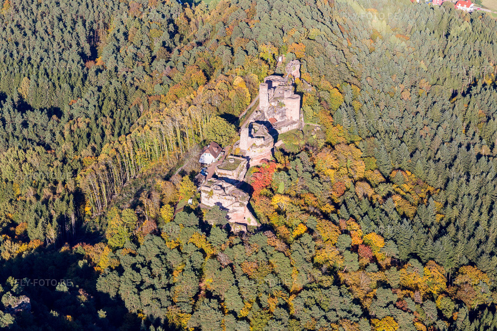 Luftbild: Burgenmassiv Altdahn mit Burgruine Grafendahn und Burgruine Tanstein in Dahn im Bundesland Rheinland-Pfalz in Deutschland. Foto: IMG_103954.jpg vom 14.10.2017 durch Werner Riehm/FLY-FOTO.deBURGENLANDSCHAFT-PFALZ.DE