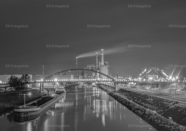 Mannheim Kraftwerk am Rhein bei Nacht